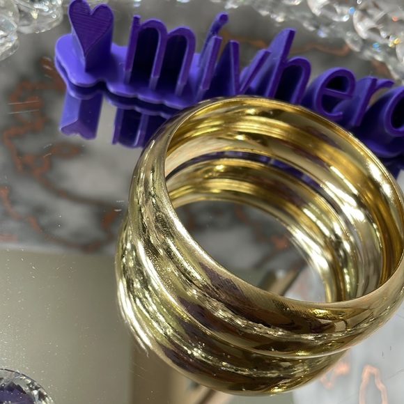 3pc Golden Barbie bundle with wine glass, acrylic bag and goldtone bracelet - Picture 5 of 8